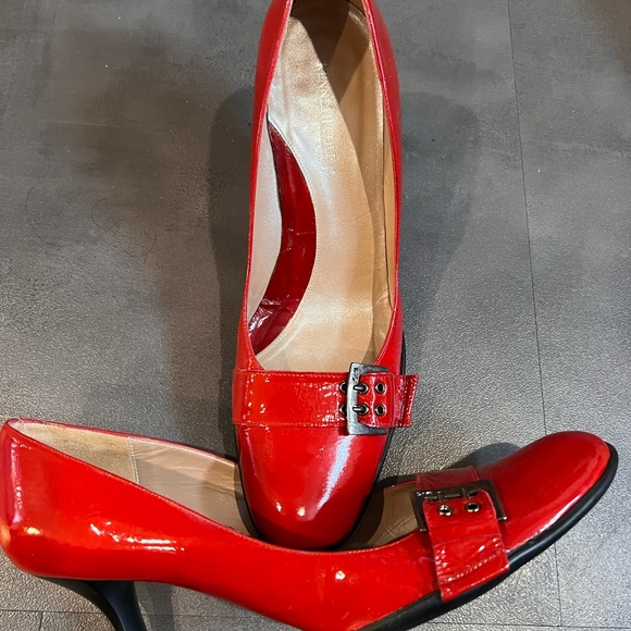Kenneth Cole red patent leather rounded toe, buckle. - Picture 3 of 4